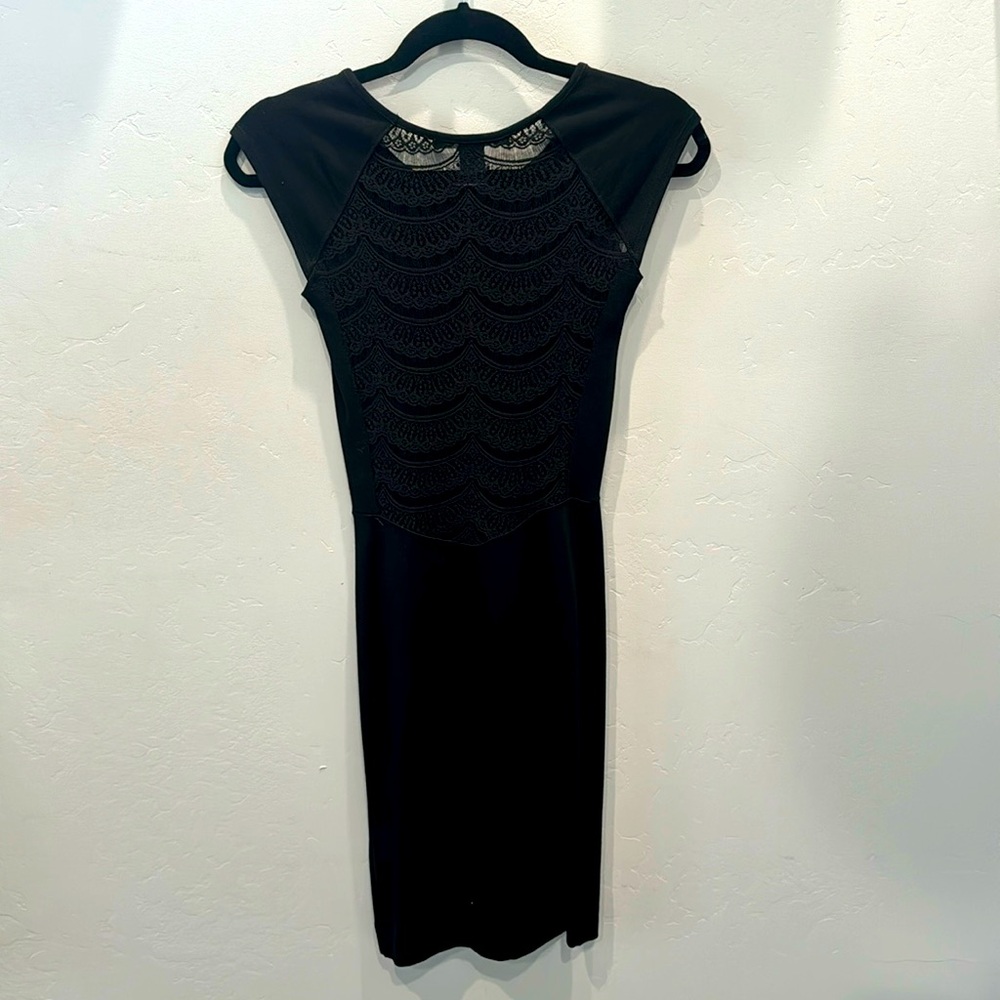 French connection size 4. Black form fitting dress w/beautiful detailing on back